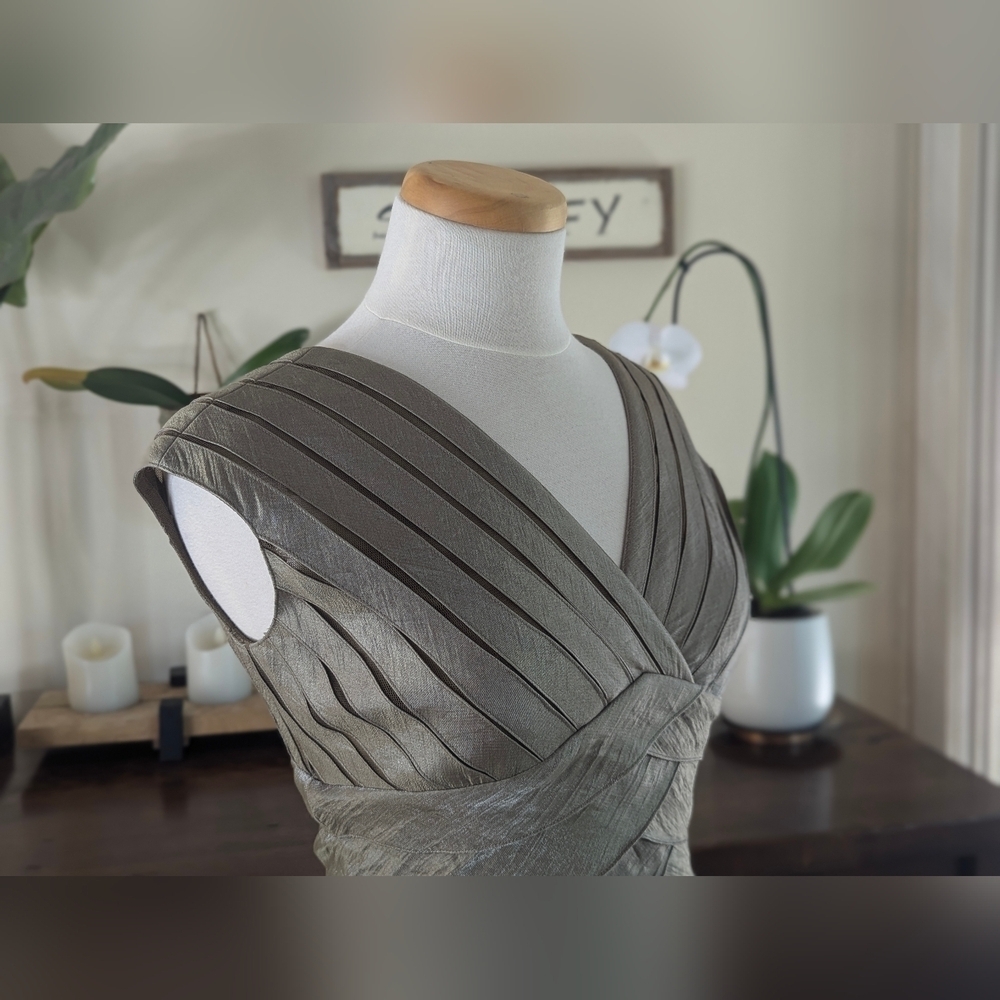 Adrianna Papell Champagne Taupe Layered Sleeveless V- Neck Fully Lined Size 4 - Picture 4 of 17